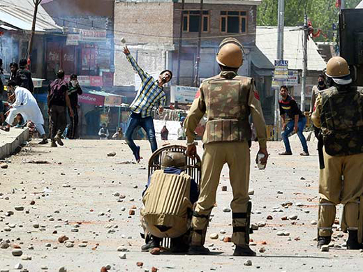 CRPF shoots teenager in Srinagar